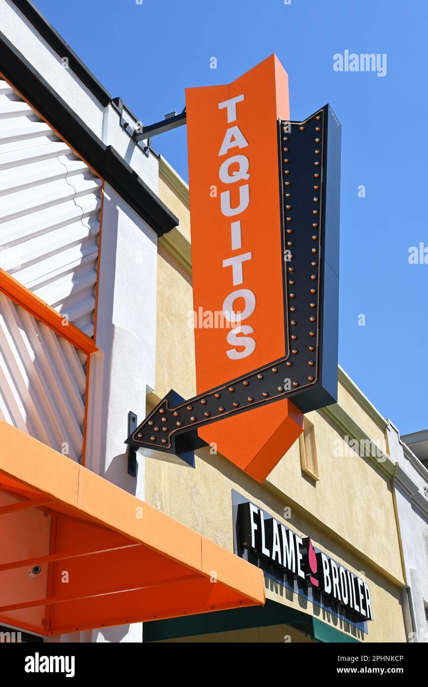 BREA, CALIFORNIE - 28 MARS 2023 : gros plan du panneau au restaurant Roll-EM-Up Taquitos de Downton Brea. Banque D'Images