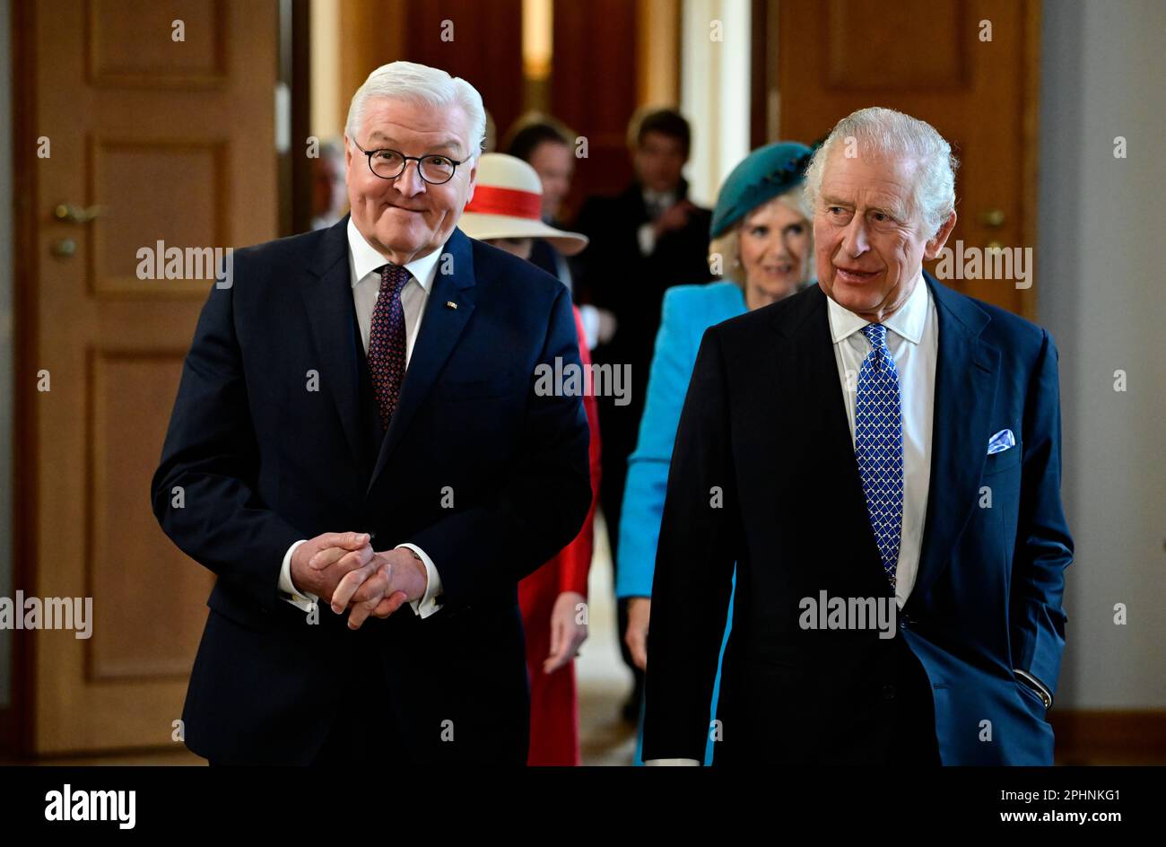 Berlin, Allemagne. 29th mars 2023. Le roi Charles III (r) et la femme royale Camilla (2nd de droite) sont présentés autour du palais par le président allemand Frank-Walter Steinmeier et son épouse Elke Büdenbender. Le roi Charles III et sa femme Camilla signeront le livre d'or au Bellevue Palace. Avant son couronnement en mai 2023, le roi britannique et sa femme royale visiteront l'Allemagne pendant trois jours. Credit: Tobias Schwarz/POOL AFP/dpa/Alay Live News Banque D'Images