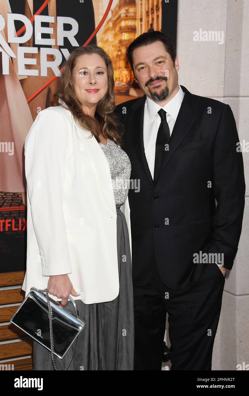 Los Angeles, Californie, États-Unis. 28th mars 2023. (G-D) Amber Freeman et James Vanderbilt assistent à la première à Los Angeles du "mystère 2" de Netflix au Regency Village Theatre sur 28 mars 2023 à Los Angeles, en Californie. Crédit : Jeffrey Mayer/JTM photos/Media Punch/Alay Live News Banque D'Images