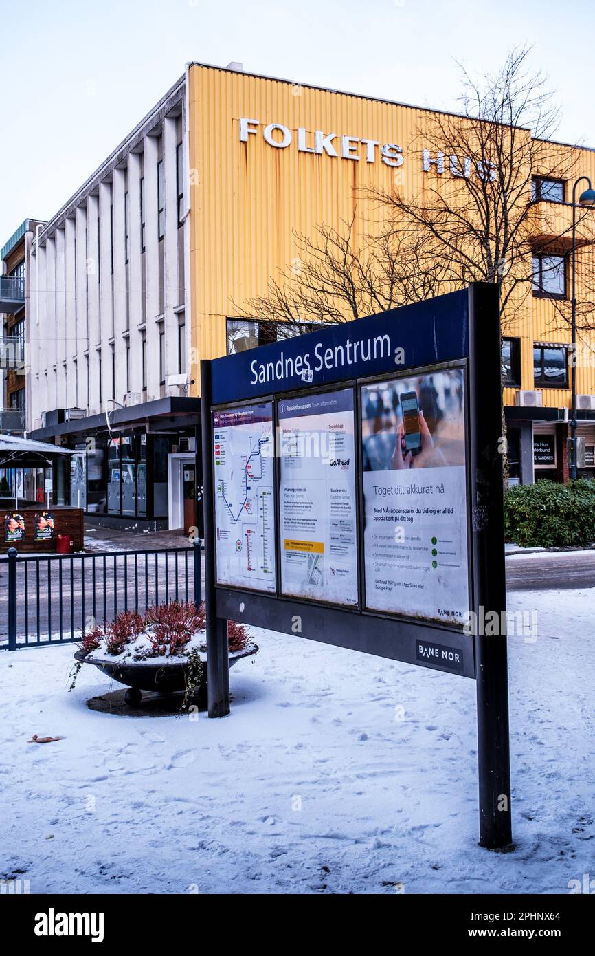 Sandnes, Norvège, 12 mars 2023, panneau d'information de la gare ferroviaire de Sandnes avec itinéraire et calendrier carte sans personne en hiver neige froide Banque D'Images