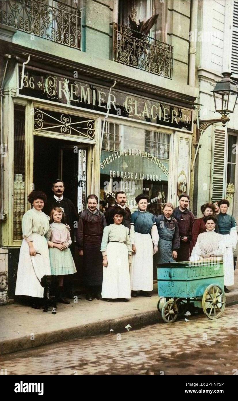 Le personnel de la crème Auguste Rengnet, rue Pergolais, Paris, avec la voiture de détente de glaces. Carte postale debut XXeme. Colorisation numérique d'après l'original Banque D'Images