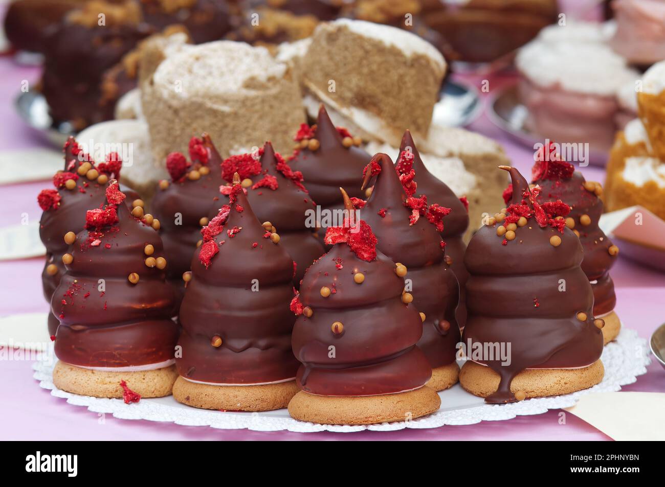 Plateau de desserts appelés Indiens sur la table de confiserie du marché agricole de rue à Prague Banque D'Images