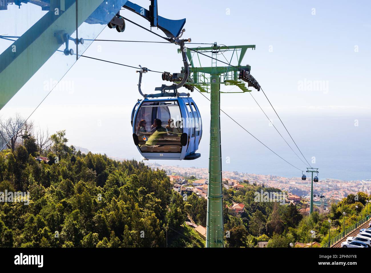 Les passagers touristiques se trouvent dans le téléphérique Teleferico do Funchal de Monte à Funchal, Madère, Portugal Banque D'Images