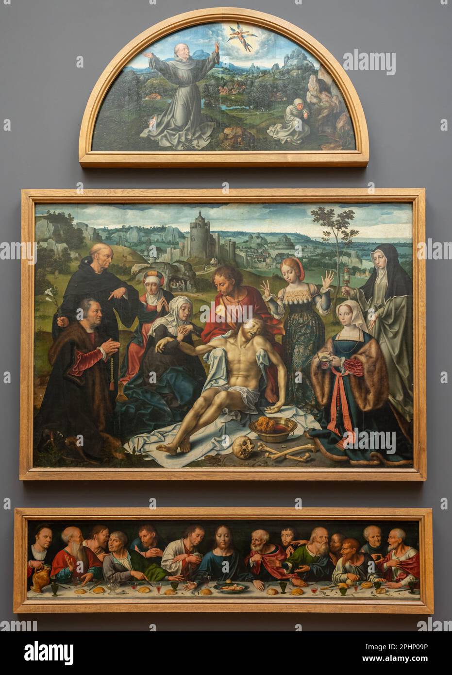 Paris, France - 02 19 2023 : Musée du Louvre. Retable de la lamentation du Christ peinte par Joos Van Cleve Banque D'Images