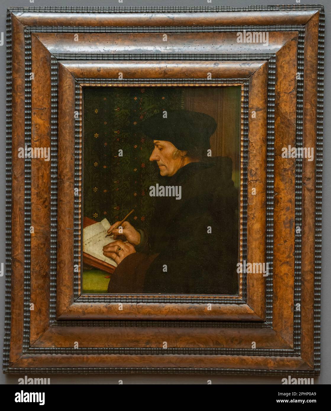 Paris, France - 02 19 2023 : Musée du Louvre. Portrait de l'écriture humaniste Erasmus peint par Hans Holbein le Jeune Banque D'Images