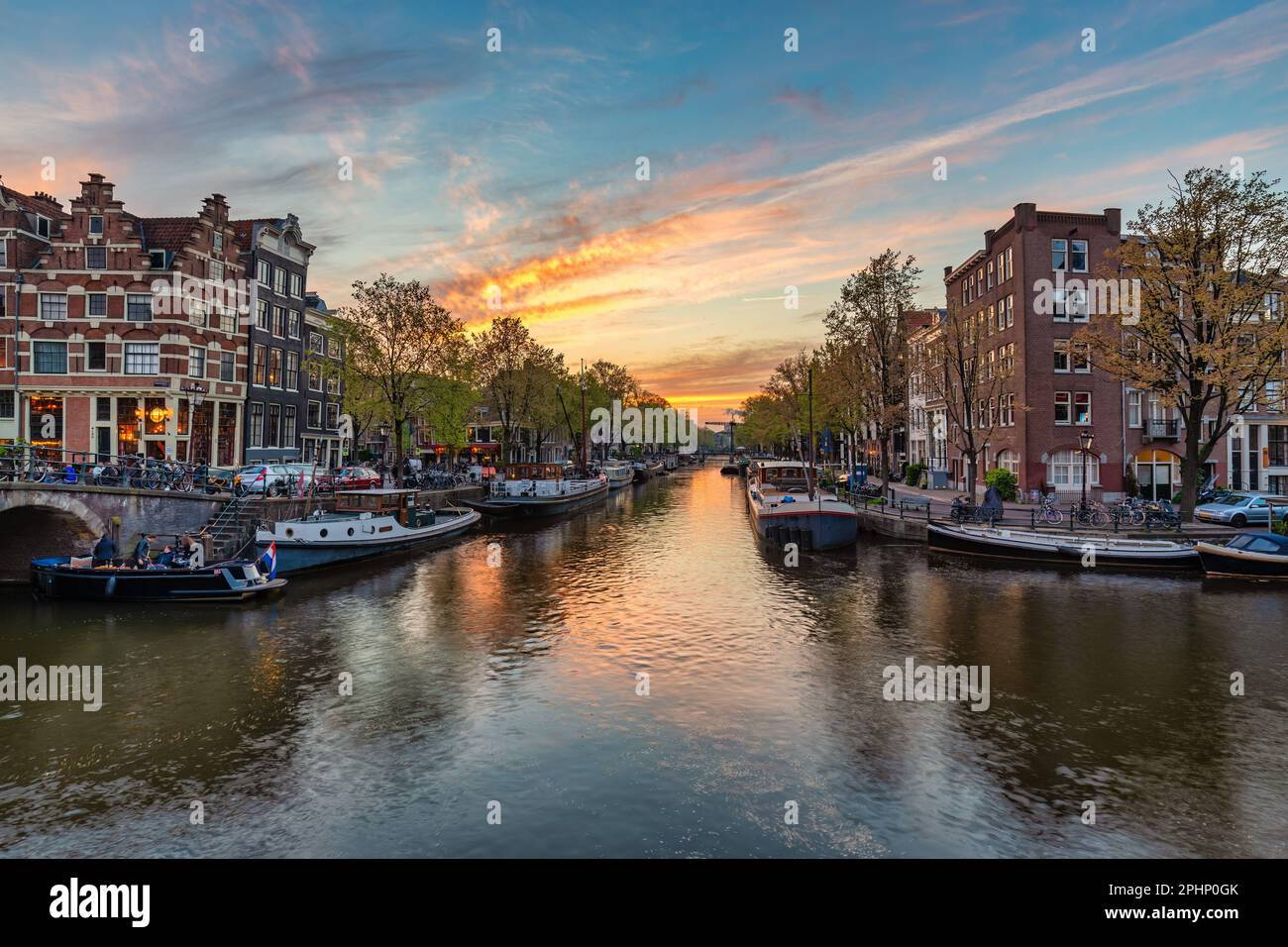 Amsterdam Pays-Bas, coucher de soleil sur les toits de la ville au bord du canal Banque D'Images