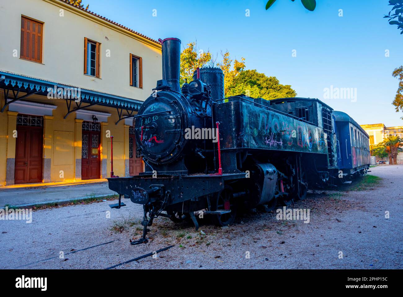 Ancienne locomotive dans le centre de la ville grecque Nafplio. Banque D'Images