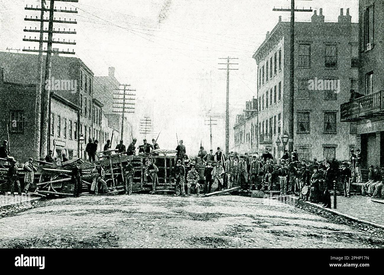 La légende de 1896 se lit comme suit : « les émeutes de Cincinnati de 1884. La Barricade au sud de Sycamore rue d'après la photographie de Rombach et de Groene.' Les émeutes de Cincinnati en 1884, également connues sous le nom d'émeutes au palais de justice de Cincinnati, ont été causées par l'indignation de l'opinion publique à l'égard de la décision d'un jury de rendre un verdict d'homicide involontaire coupable dans ce qui était considéré comme un cas clair de meurtre Banque D'Images