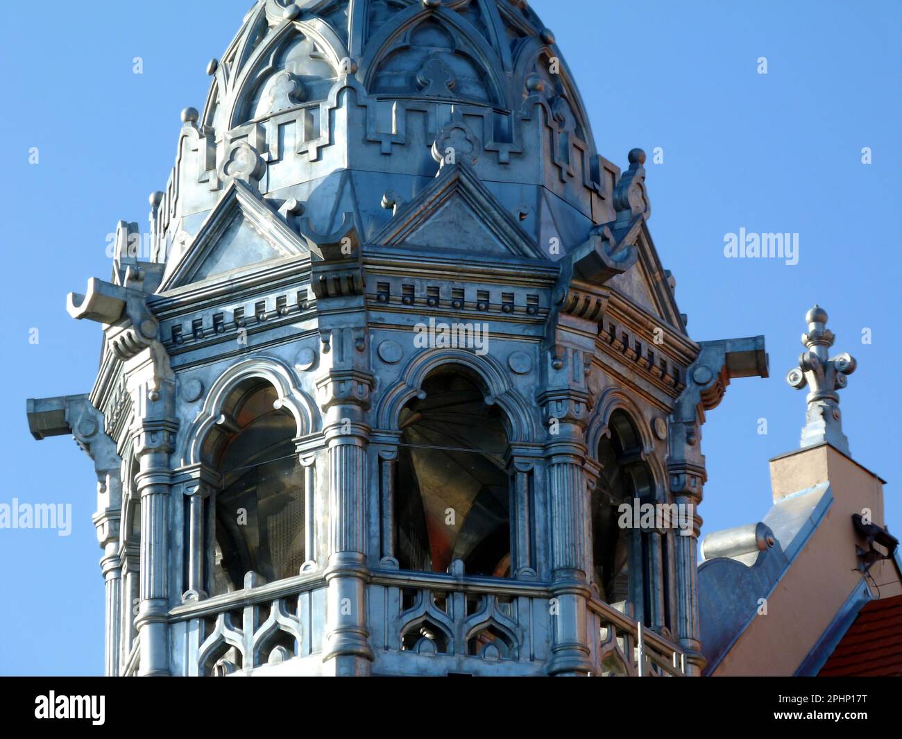 Détail de la façade de la synagogue à Szeged, Hongrie. tour en étain. détails du toit. cupola plaquée zink. robinets d'évacuation de type gargouille Banque D'Images