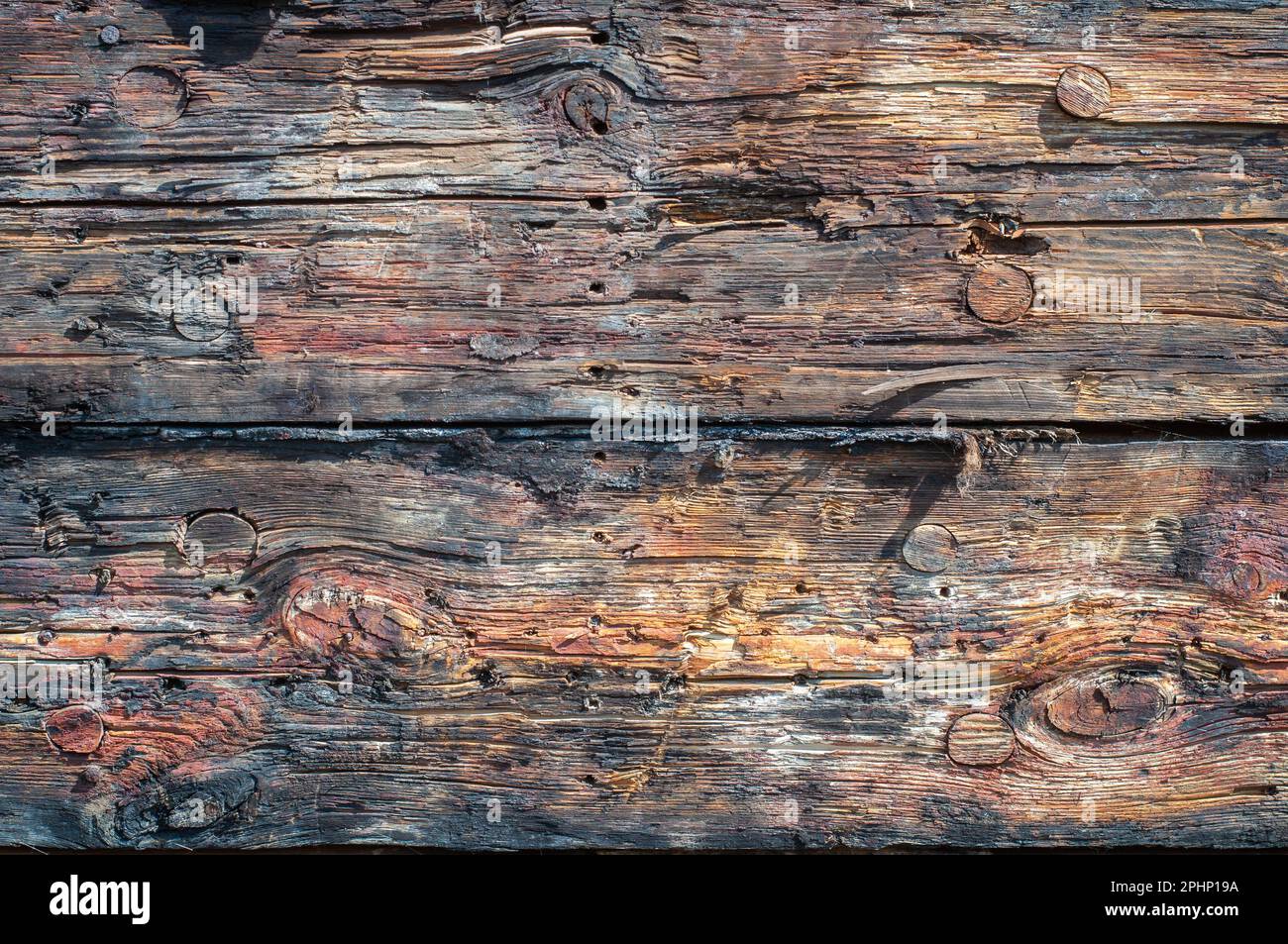 Planches en bois de la coque d'un vieux navire. Gros plan de planches de bois. Arrière-plan de texture. Photo de couverture. Banque D'Images