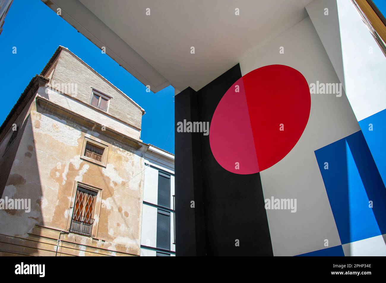 Bâtiment moderne et ancien bâtiment côte à côte à Valence, Espagne. Banque D'Images