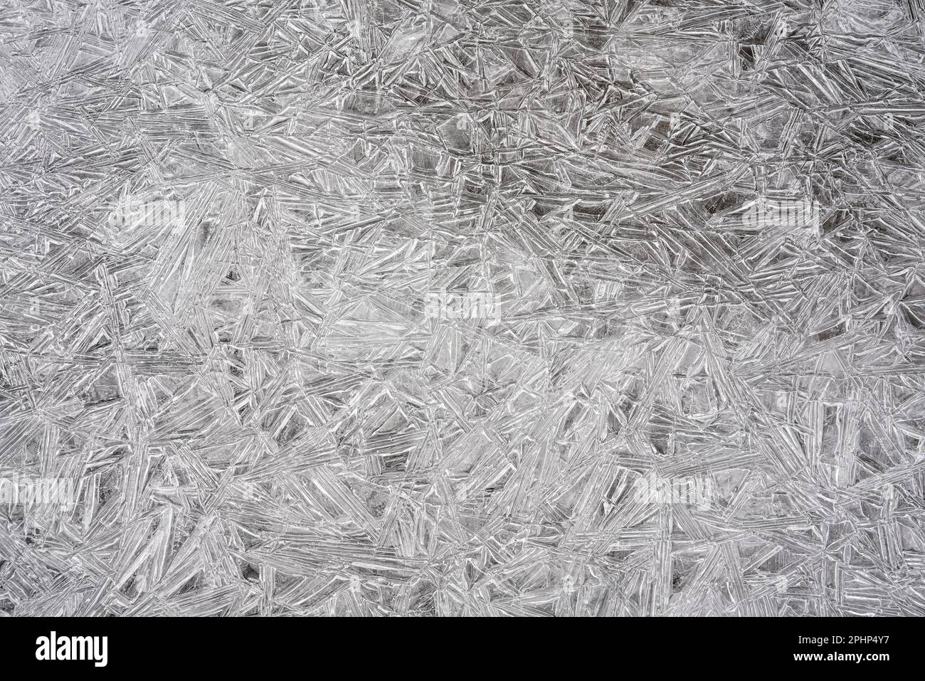 Glace sur une rivière gelée formant des structures cristallines, gros plan macro de détails d'en haut - arrière-plan abstrait d'hiver Banque D'Images