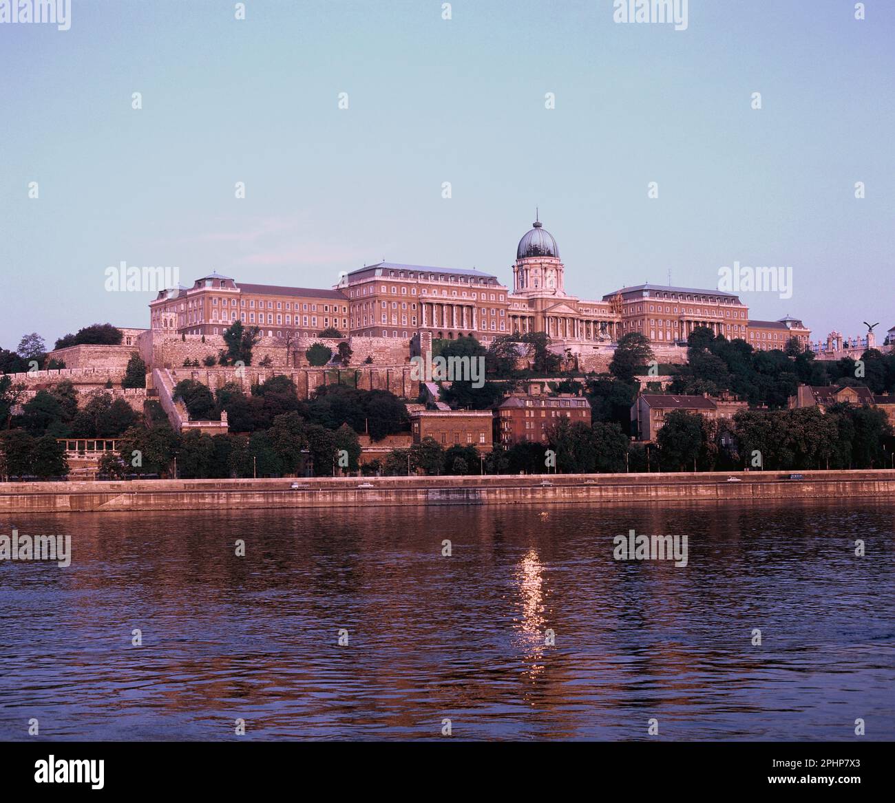 Hongrie. Budapest. Vue sur le Danube et le château de Buda. Banque D'Images