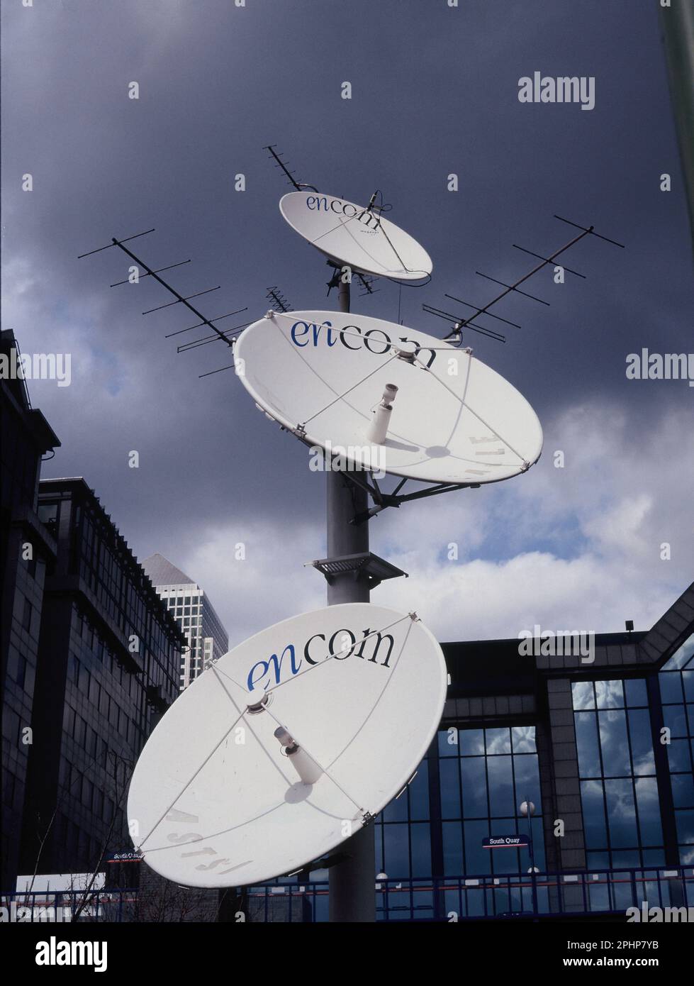 Royaume-Uni. Angleterre. Londres. Canary Wharf. Antennes paraboliques Encom. Banque D'Images