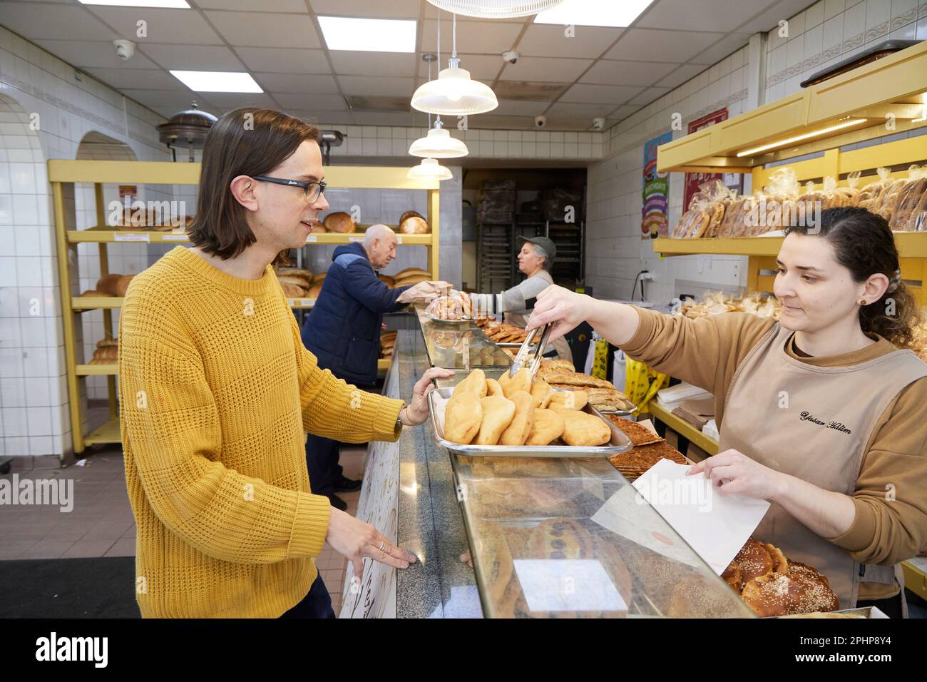 James Read, écrivain alimentaire, à Yasar Halim, épicerie et boulangerie, Green Lanes, Harringay Ladder, London Borough of Haringey, Angleterre, Royaume-Uni. Banque D'Images