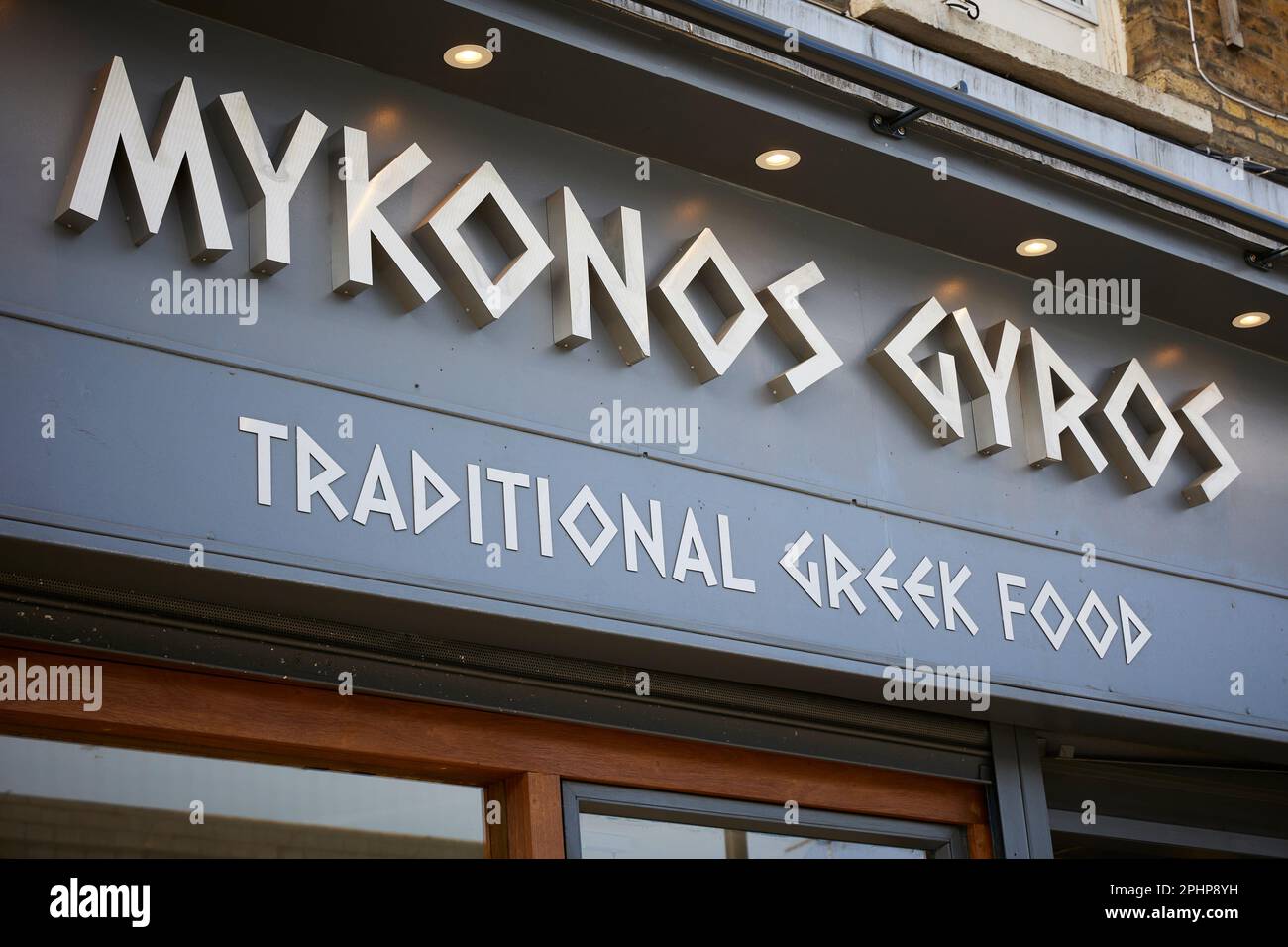 Le restaurant familial grec Mykonos Gyros sert une authentique cuisine grecque traditionnelle de rue, Green Lanes, quartier londonien de Haringey, Angleterre, Royaume-Uni. Banque D'Images