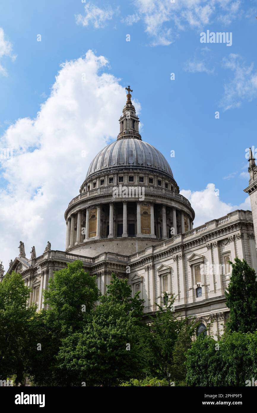 Londres - 05 07 2022 : vue sur le dôme de la cathédrale Saint-Paul depuis les jardins du Festival Banque D'Images