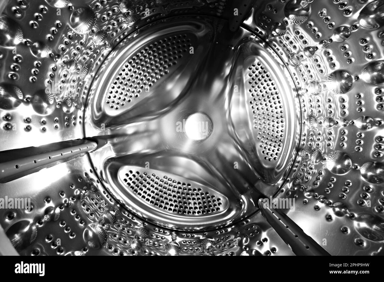 Intérieur d'un tambour en acier brillant de la machine à laver ou à sécher. Jour de blanchisserie. Tâches quotidiennes. Appareils domestiques et ménagers. Innovation domestique Banque D'Images