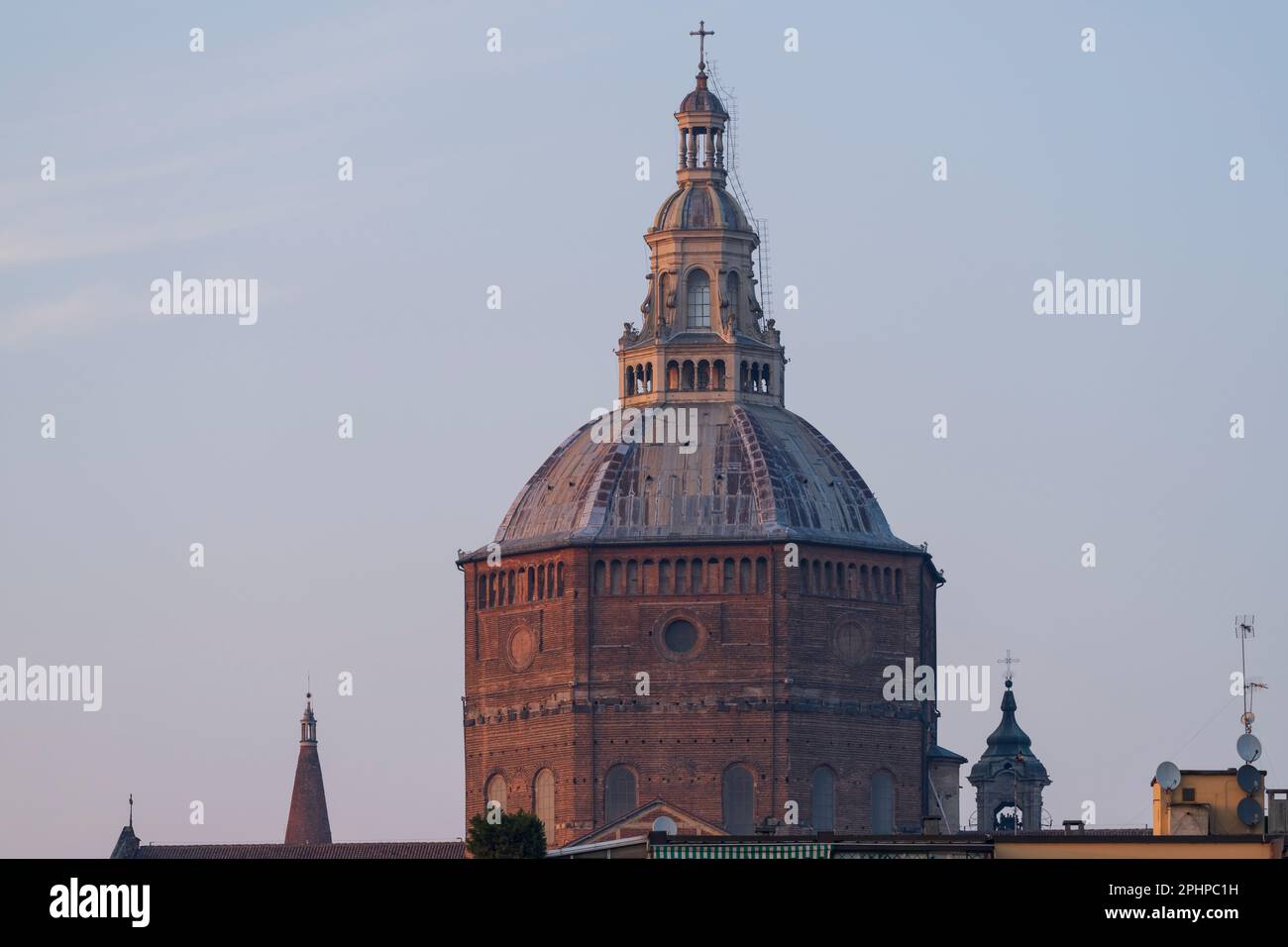 Duomo di Pavia (cathédrale de Pavia) à Pavia au coucher du soleil, Lombardie, italie. Banque D'Images