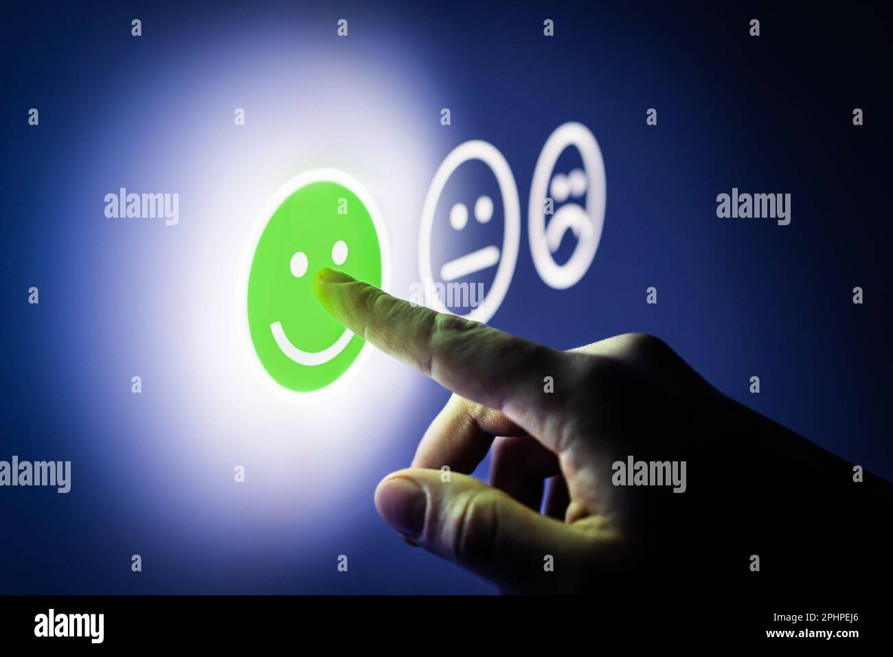 Commentaires, opinions et avis positifs des clients satisfaits avec visage souriant. Enquête, sondage et questionnaire en ligne. Bon séjour. Banque D'Images