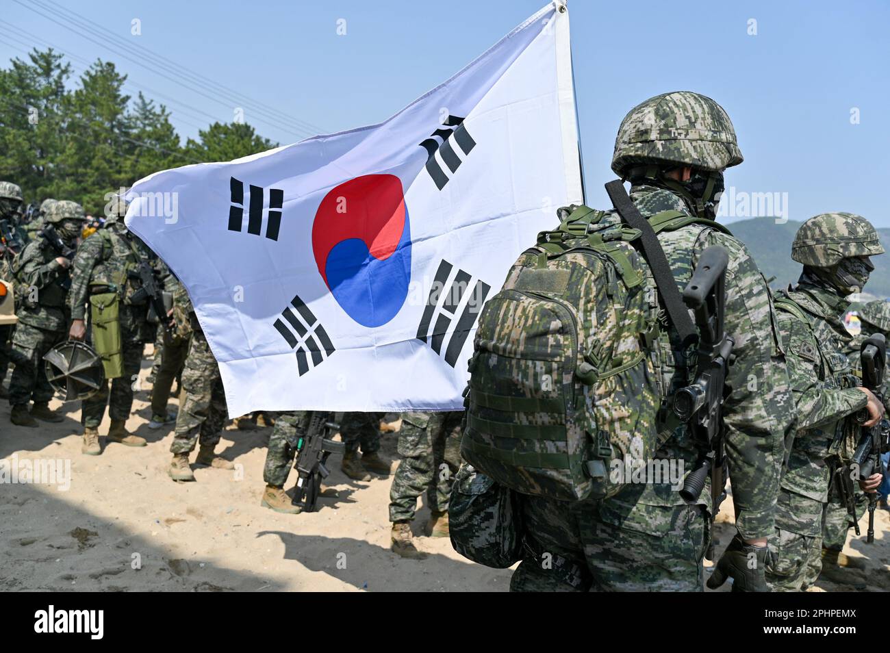Pohang, Corée du Sud. 29th mars 2023. Les marines sud-coréennes se rassemblent près d'un drapeau lors d'un exercice d'atterrissage sur la plage à Pohang, en Corée du Sud, sur 29 mars 2023. Les États-Unis et la Corée du Sud tiennent pour la première fois en cinq ans l'exercice d'assaut amphibie de Ssangyong, alors que la Corée du Nord est de plus en plus menacée. Photo de Thomas Maresca/UPI crédit: UPI/Alay Live News Banque D'Images