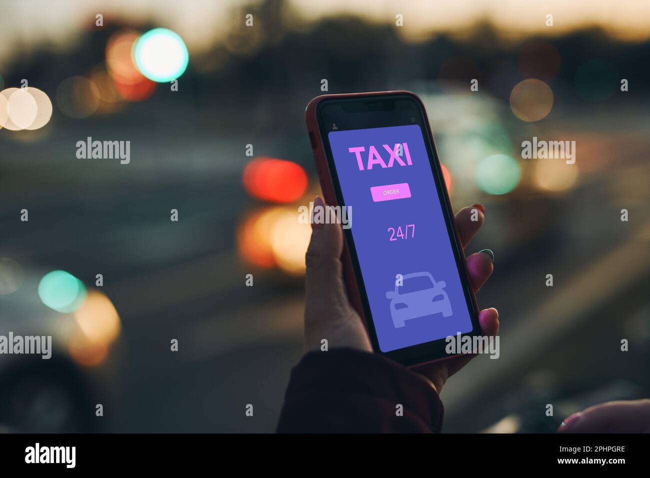 Femme commandant un taxi en ligne à l'aide d'une application mobile sur un smartphone. Réservation de taxi à l'aide de l'application en ligne. Organisation d'un trajet en taxi dans la rue du centre-ville. SH. Voiture Banque D'Images