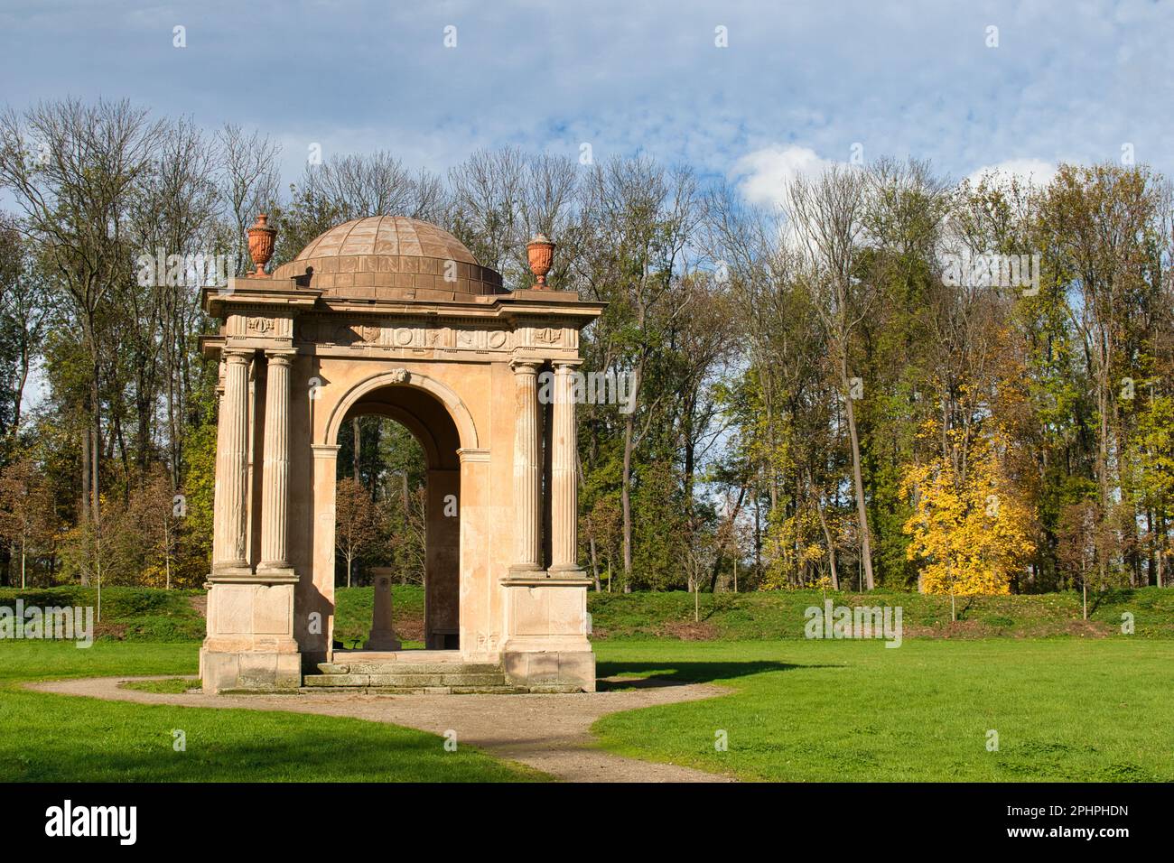Pavillon Maria Theresa dans le parc, château de Veltrusy. République tchèque. Banque D'Images Pavillon Maria Theresa dans le parc, château de Veltrusy. République tchèque. Banque D'Images