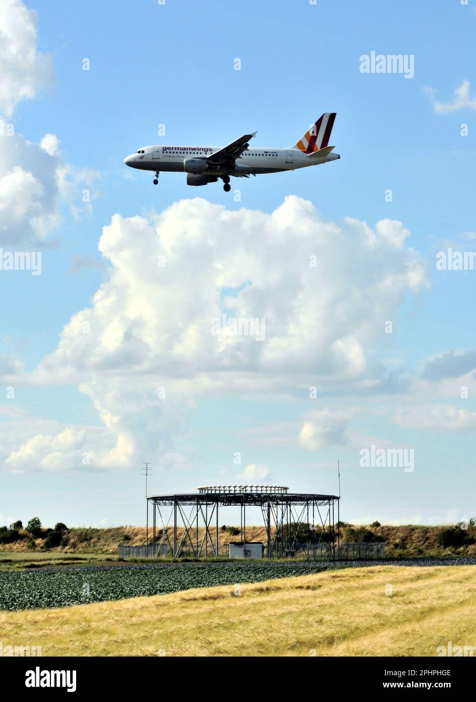 Atterrissage d'un avion de ligne au-dessus de l'aide à la navigation Banque D'Images