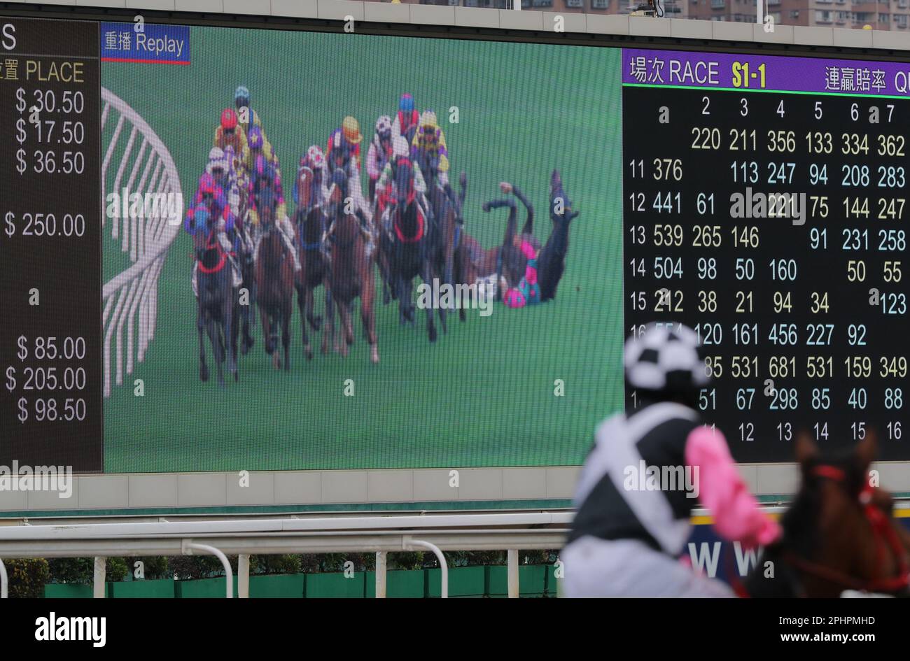 Race 4, Keith Yeung Ming-lun est tombé de FELIX LE ROI (9) dans la course à Sha Tin. 26MAR23 SCMP / Kenneth Chan. Banque D'Images