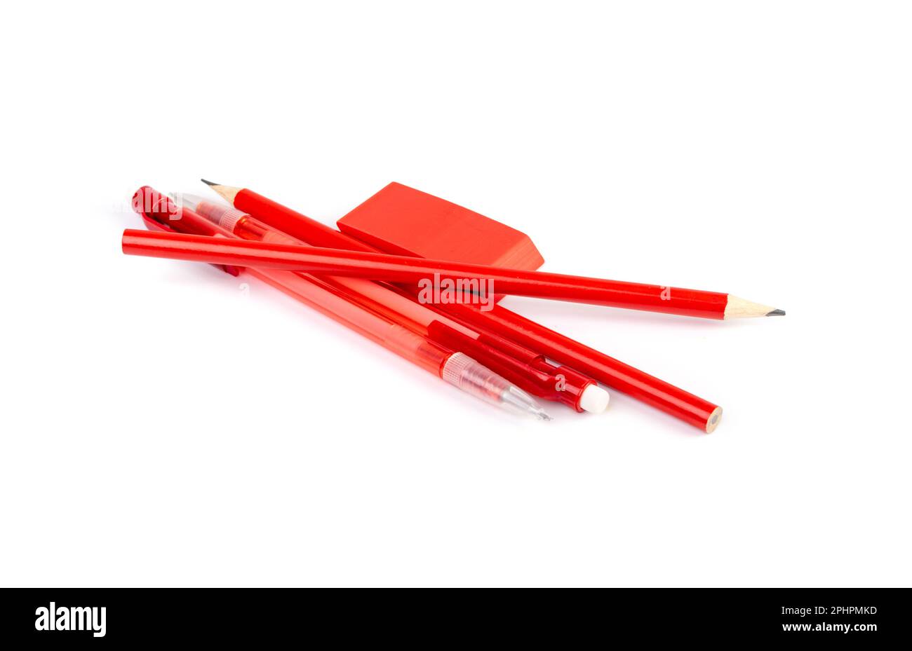 Crayon rouge, stylo, gomme à effacer isolé sur fond blanc, papier à lettres  rouge vif avec espace de copie Photo Stock - Alamy