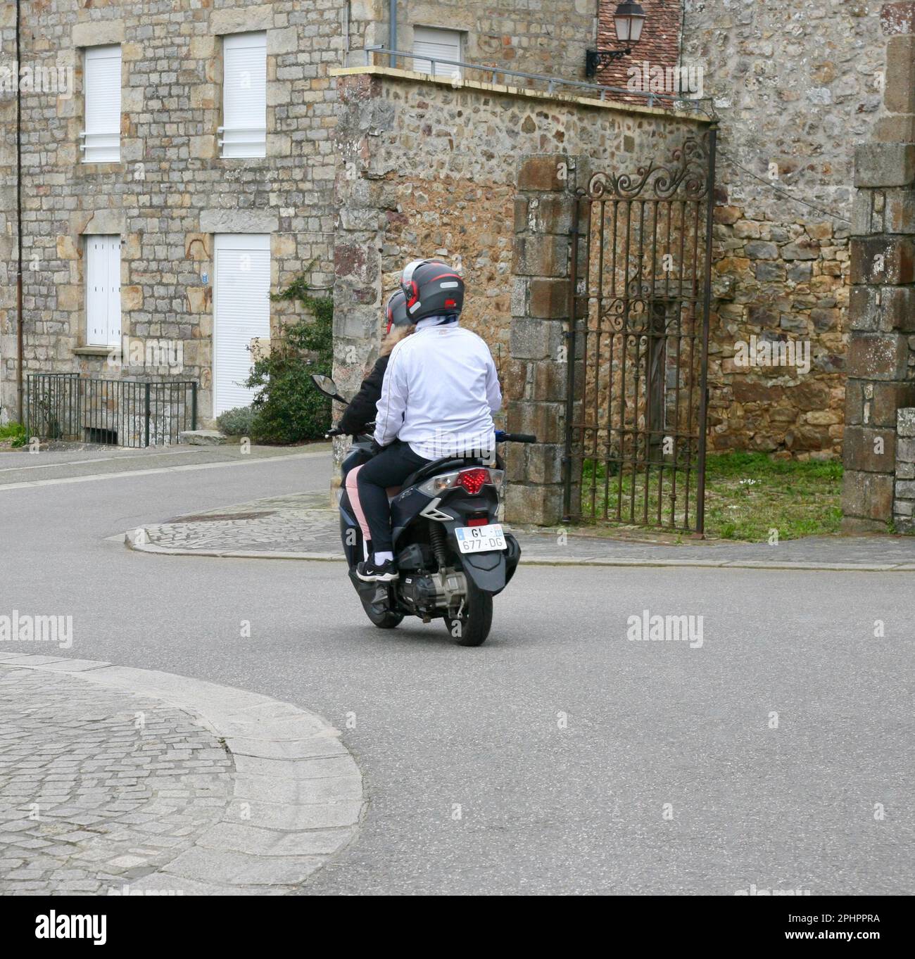 Une course de moto dans le centre de la ville, Domfront en Poiraie dans le  nord-ouest de la France, en Europe Photo Stock - Alamy