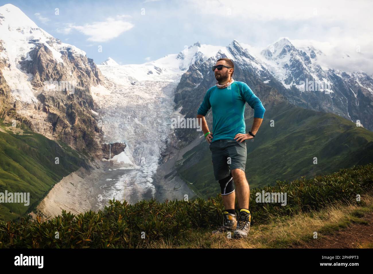 Un randonneur mâle se trouve sur une crête dans les montagnes du Caucase. Excursion en montagne. Banque D'Images