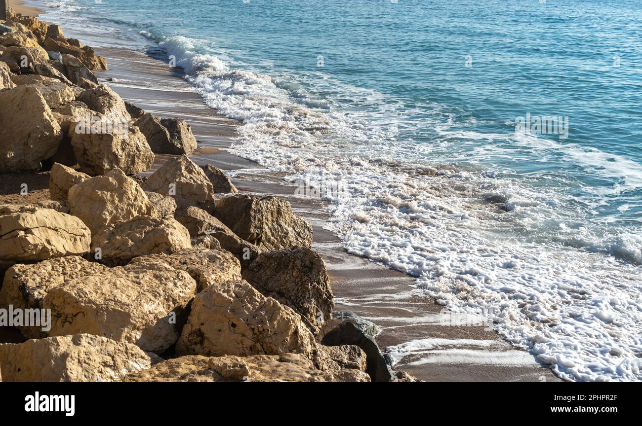 Vagues de la mer mousseuse, tempête sur fond de texture de Rocky Beach, Blue Ocean Water, Rocky Shore Pattern, Stone Shoreline, concept de vacances Banque D'Images