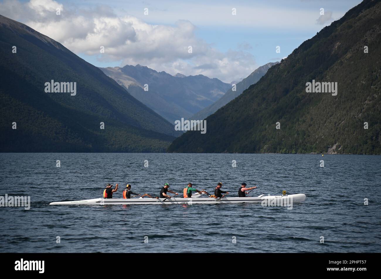 Les participants au club de canoë annuel Maitahi Outrigger participent à leur régate annuelle sur le lac Rotoita, St Arnaud, dans les lacs Nelson. Banque D'Images