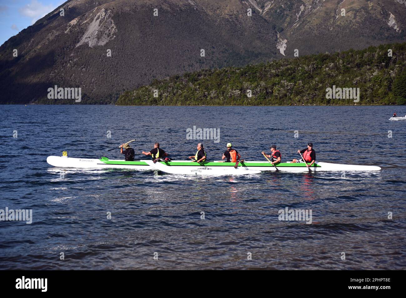 Les participants au club de canoë annuel Maitahi Outrigger participent à leur régate annuelle sur le lac Rotoita, St Arnaud, dans les lacs Nelson. Banque D'Images
