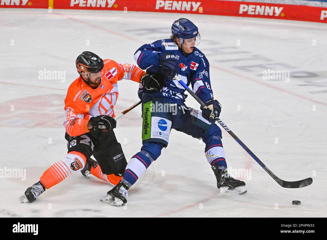 Straubing, Allemagne. 29th mars 2023. Hockey sur glace: DEL, Straubing Tigers - Grizzlies Wolfsburg, championnat, quarts de finale, Matchday 7, Eisstadion am Pulverturm. Fabio Pfohl de Wolfsburg (l) lutte pour le palet avec Joshua Samanski de Straubing. Credit: Armin Weigel/dpa/Alay Live News Banque D'Images