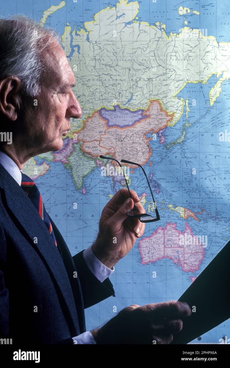 1990 UN HOMME DE BUREAU DÉTOURÉ HISTORIQUE REGARDANT L'ASIE SUR LA CARTE DU MONDE (©RAND MCNALLY 1990) Banque D'Images