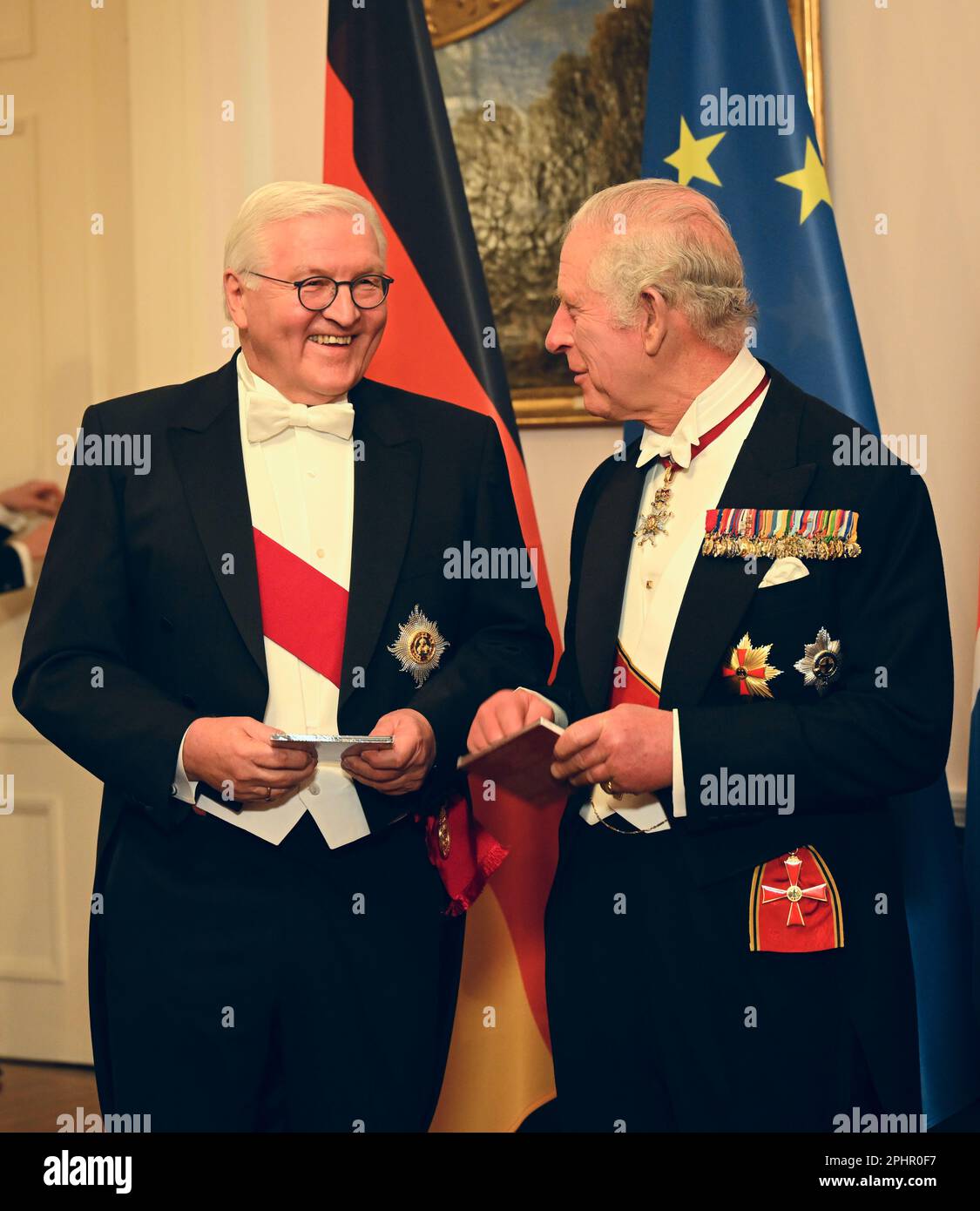 Berlin, Allemagne. 29th mars 2023. Le roi Charles III (r) s'entretient avec le président allemand Frank-Walter Steinmeier avant un banquet d'État au palais Bellevue, résidence officielle du président allemand. Avant son couronnement en mai 2023, le roi britannique et sa femme royale visiteront l'Allemagne pendant trois jours. Credit: Britta Pedersen/dpa/Alay Live News Banque D'Images