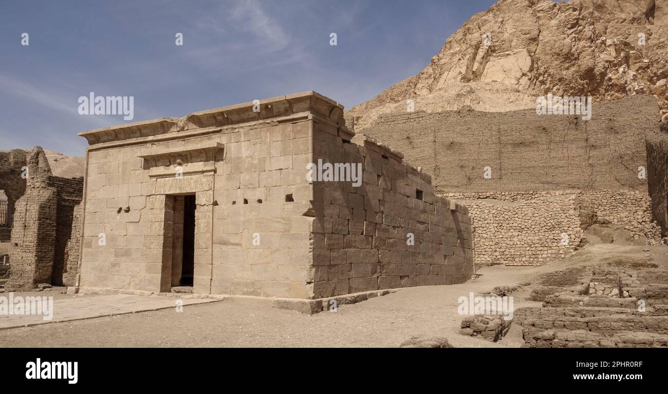Les murs de briques de boue entourant le temple de Ptolemaic à Deir el-Medina, le village des travailleurs de la Cisjordanie, Louxor, Égypte Banque D'Images