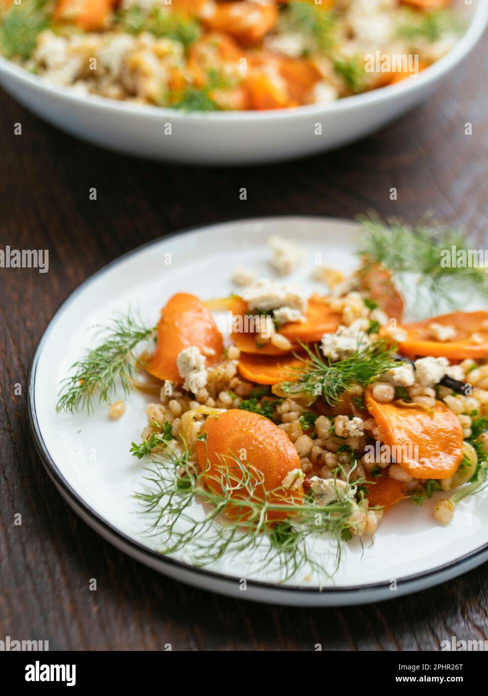 Salade maison de carottes rôties et d'orge avec feta végétalien. Banque D'Images