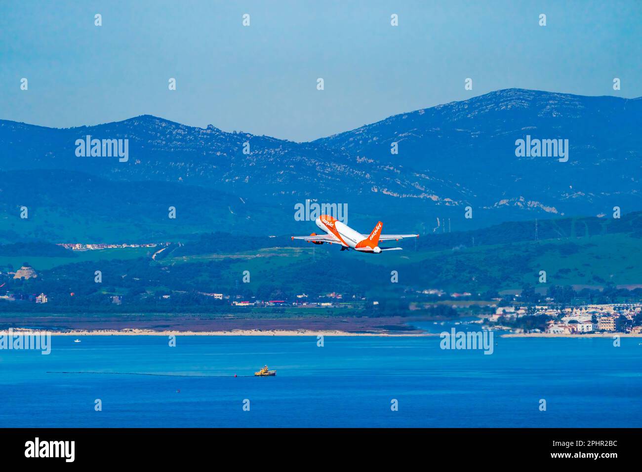 GIBRALTAR, Royaume-Uni - 12 MARS 2023 : l'avion easyJet survole la mer après avoir pris son départ de l'aéroport international de Gibraltar. Banque D'Images