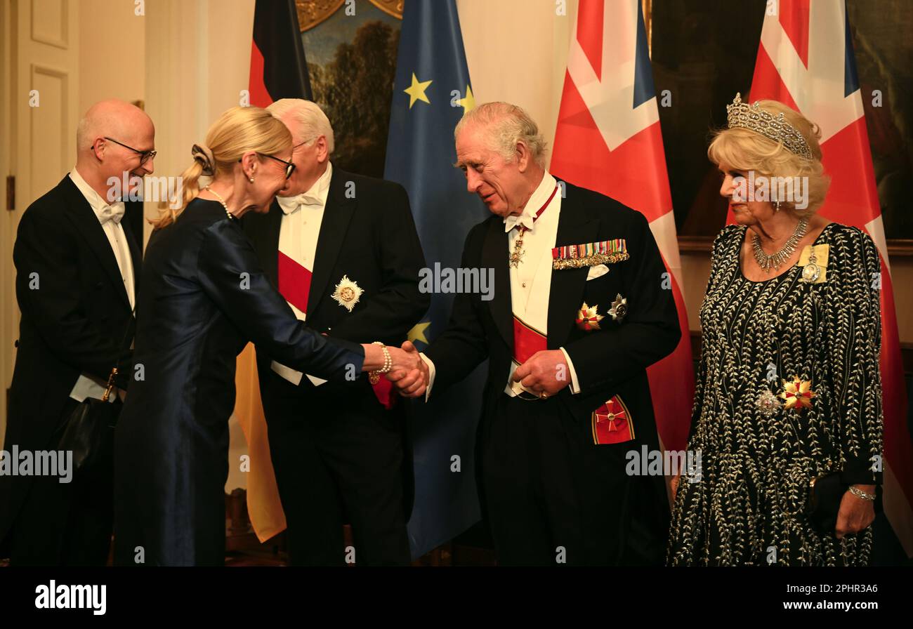 Berlin, Allemagne. 29th mars 2023. Peter Tschentscher (SPD, l), maire de Hambourg, et sa femme Eva-Maria Tschentscher, se mêle au roi Charles III (2nd de droite) et au président allemand Frank-Walter Steinmeier à côté de la femme royale Camilla (r) avant un banquet d'État au palais Bellevue, résidence officielle du président allemand. Avant son couronnement en mai 2023, le roi britannique et sa femme royale visiteront l'Allemagne pendant trois jours. Credit: Britta Pedersen/dpa/Alay Live News Banque D'Images