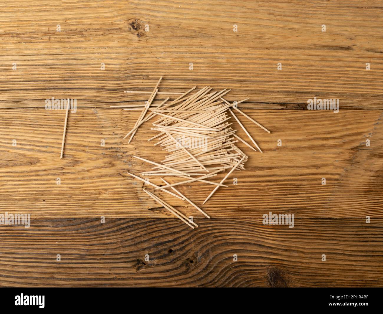 Cure-dents en bois sur fond de bois avec espace de copie, pique-dents plats, cure-dents vue de dessus maquette avec espace pour texte, concept quotidien de soins dentaires Banque D'Images