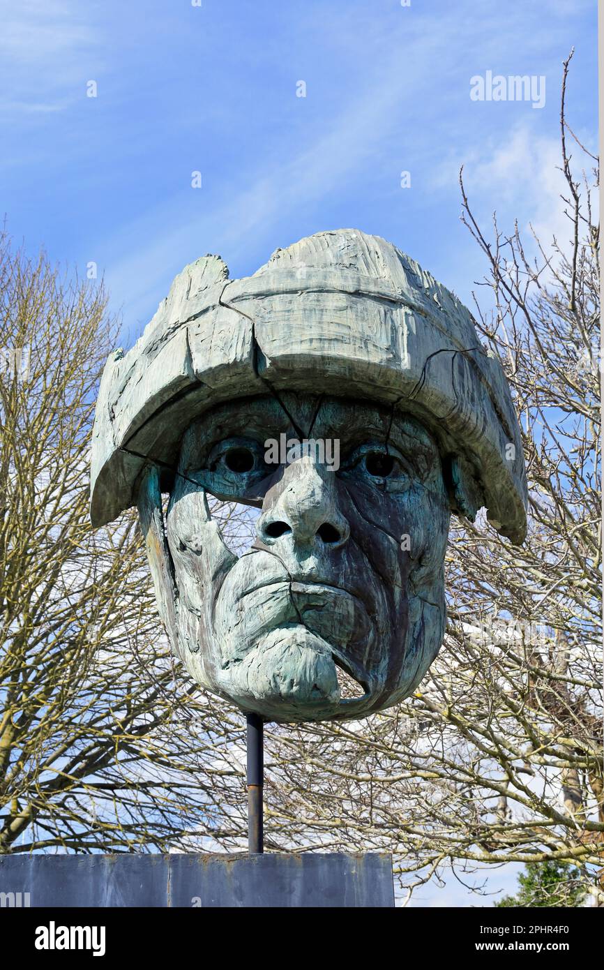 Sculpture frappante au château de Cardiff. Mars 2023. Ressort. Le soldat abandonné - sculpture créée en 2007 par James Napier Banque D'Images