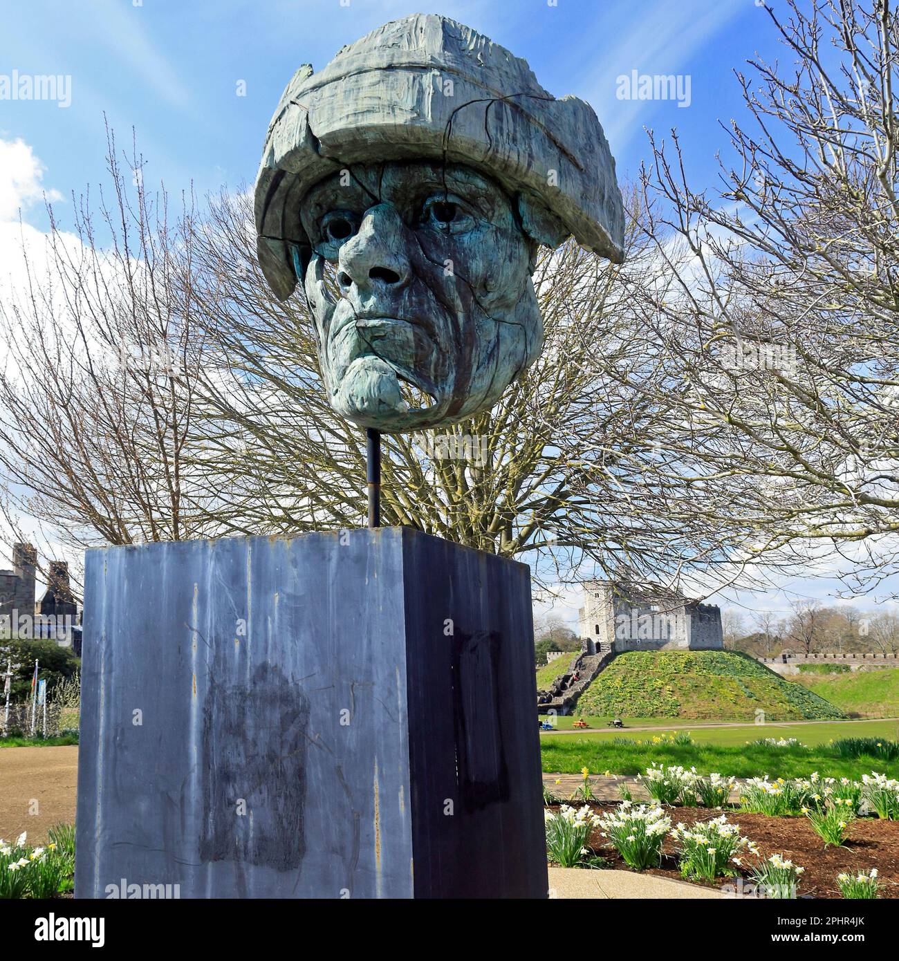 Sculpture frappante au château de Cardiff. Mars 2023. Ressort. Le soldat abandonné - sculpture créée en 2007 par James Napier Banque D'Images