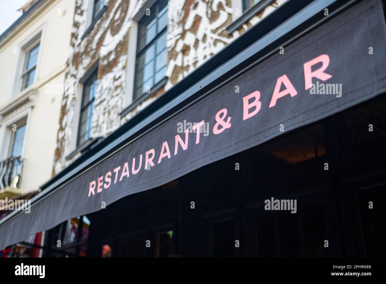 Londres - 2023 janvier : panneau « Restaurant and Bar » sur Portobello Road, Notting Hill West London Banque D'Images