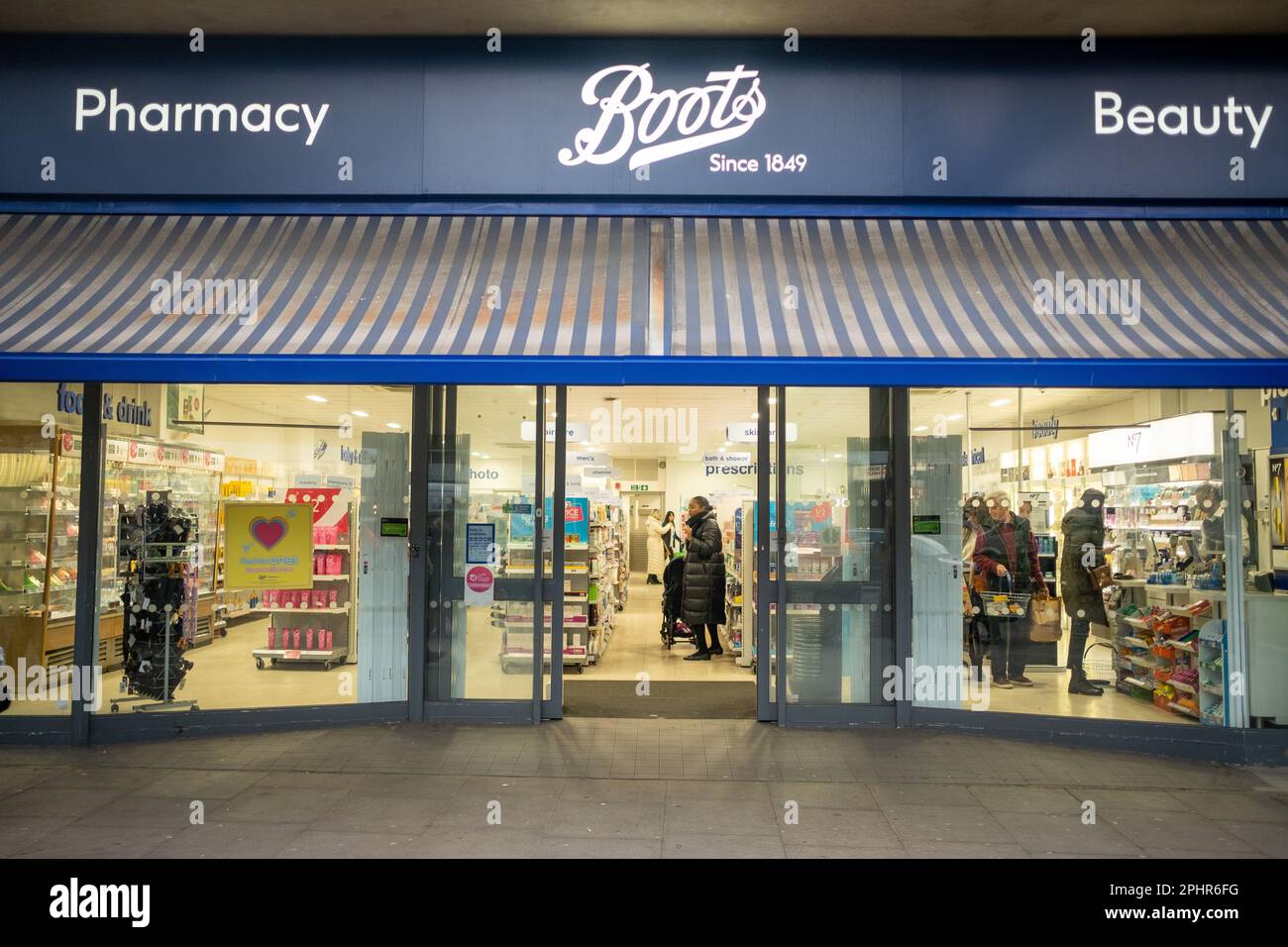 Londres- janvier 2023: Boots pharmacie et beauté branche- British High Street chain Banque D'Images