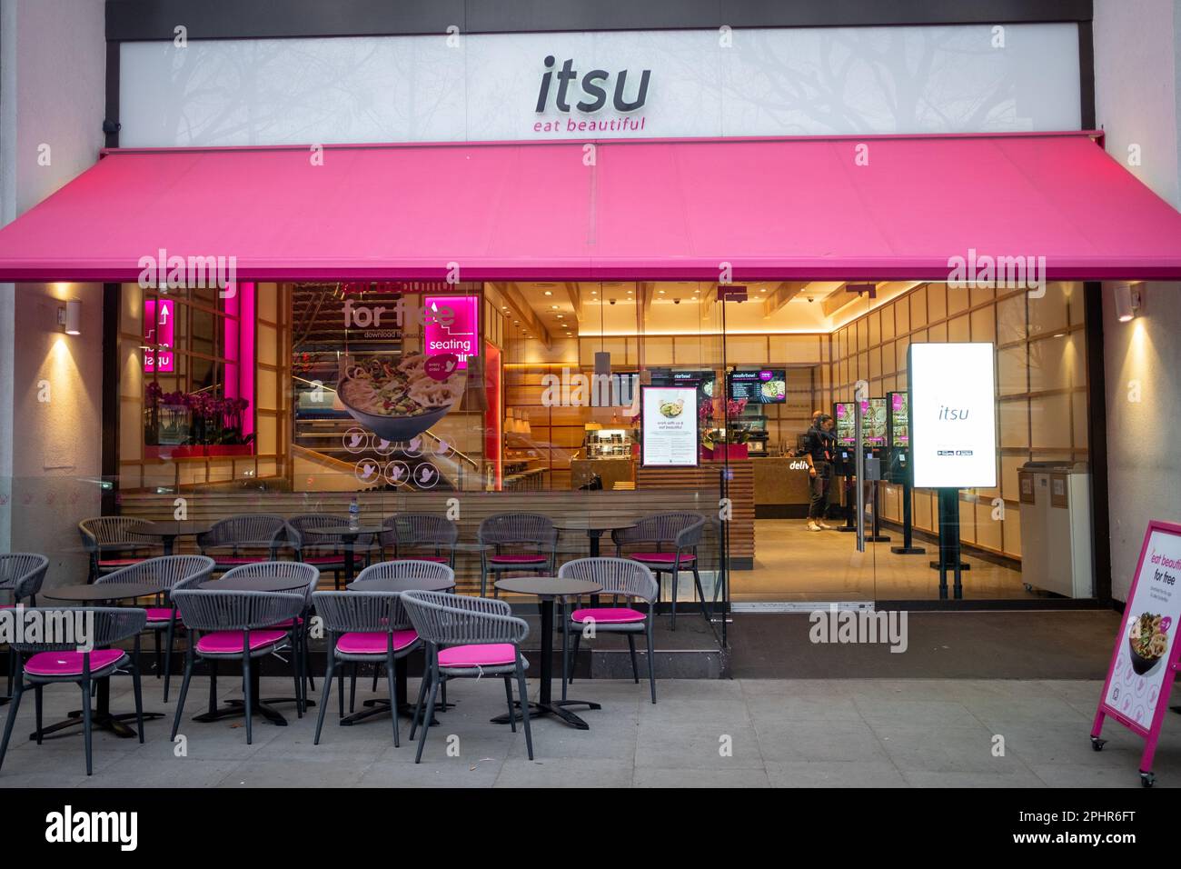 Londres - janvier 2023 : succursale de l'ITSU à Notting Hill - restauration rapide inspirée de l'Asie de l'est Banque D'Images Londres - janvier 2023 : succursale de l'ITSU à Notting Hill - restauration rapide inspirée de l'Asie de l'est Banque D'Images