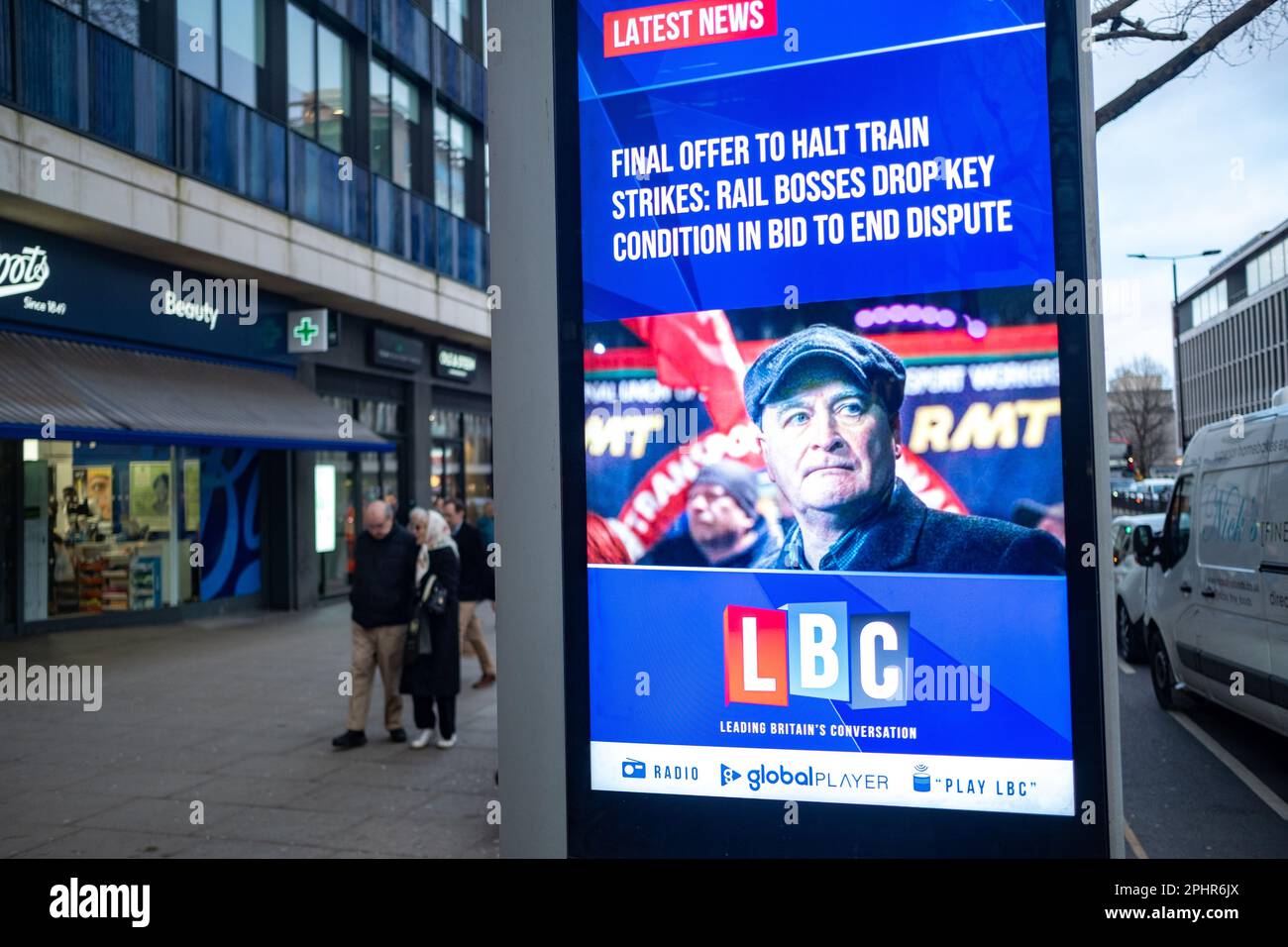 Londres- janvier 2023: Actualités sur les panneaux d'affichage électriques annonçant des conflits de grève de train sur les chemins de fer britanniques Banque D'Images