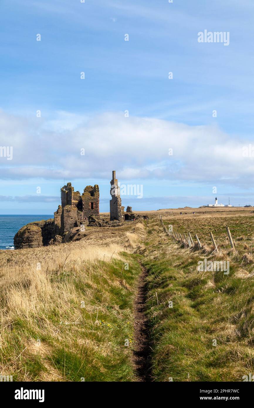 Le château Sinclair Girnigoe est situé à environ 3 miles au nord de Wick sur la côte est de Caithness, en Écosse Banque D'Images